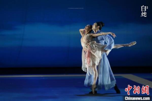 中国人在国外跳民族舞（海内外华人舞蹈家联袂演绎）.
